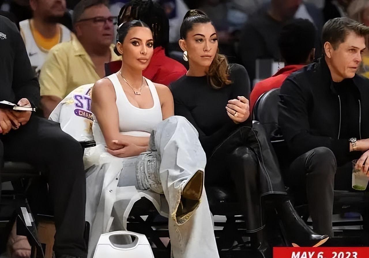 卡戴珊穿露背装近乎赤身,与tt深夜约会,42岁身材时尚_特里斯坦_汤普森