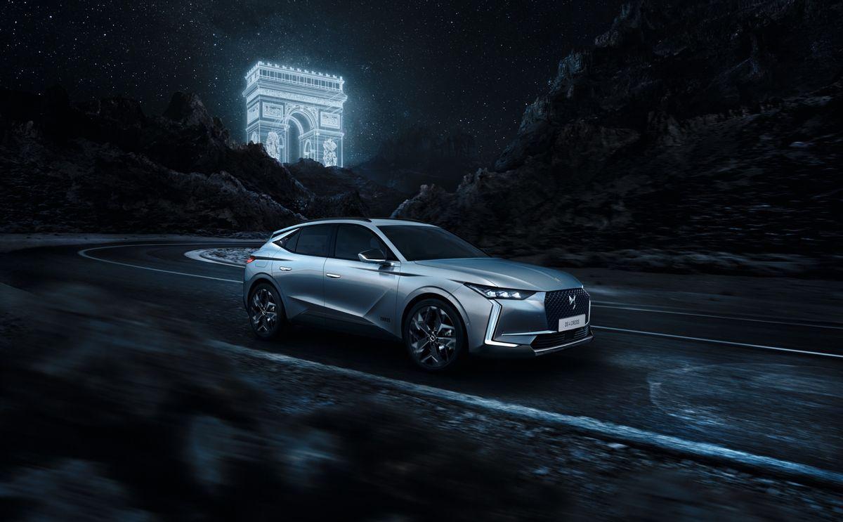 ds凭借精湛的技法,奢华的材料,考究的工序,以及前卫创新的设计风格,在