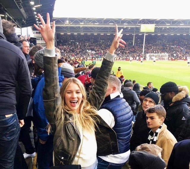 热刺球星宣布与超模订婚!