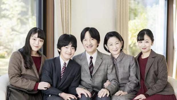 日本德仁天皇弟弟55岁生日,全家福纪子妃笑得甜,悠仁王子成主角_公主