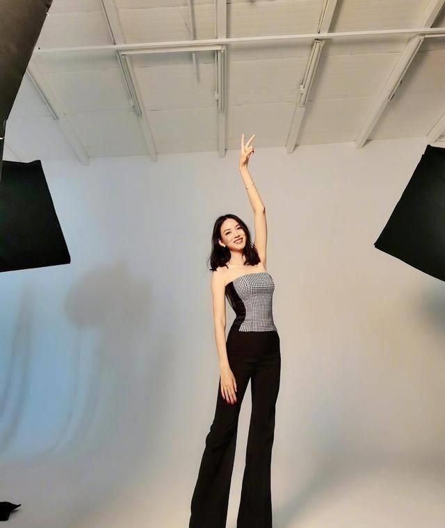 世界小姐张梓琳穿红衣晒二胎孕照!