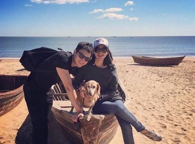 如今的张梓琳与老公聂磊的感情越来越甜蜜深厚,夫妻俩时常带着女儿