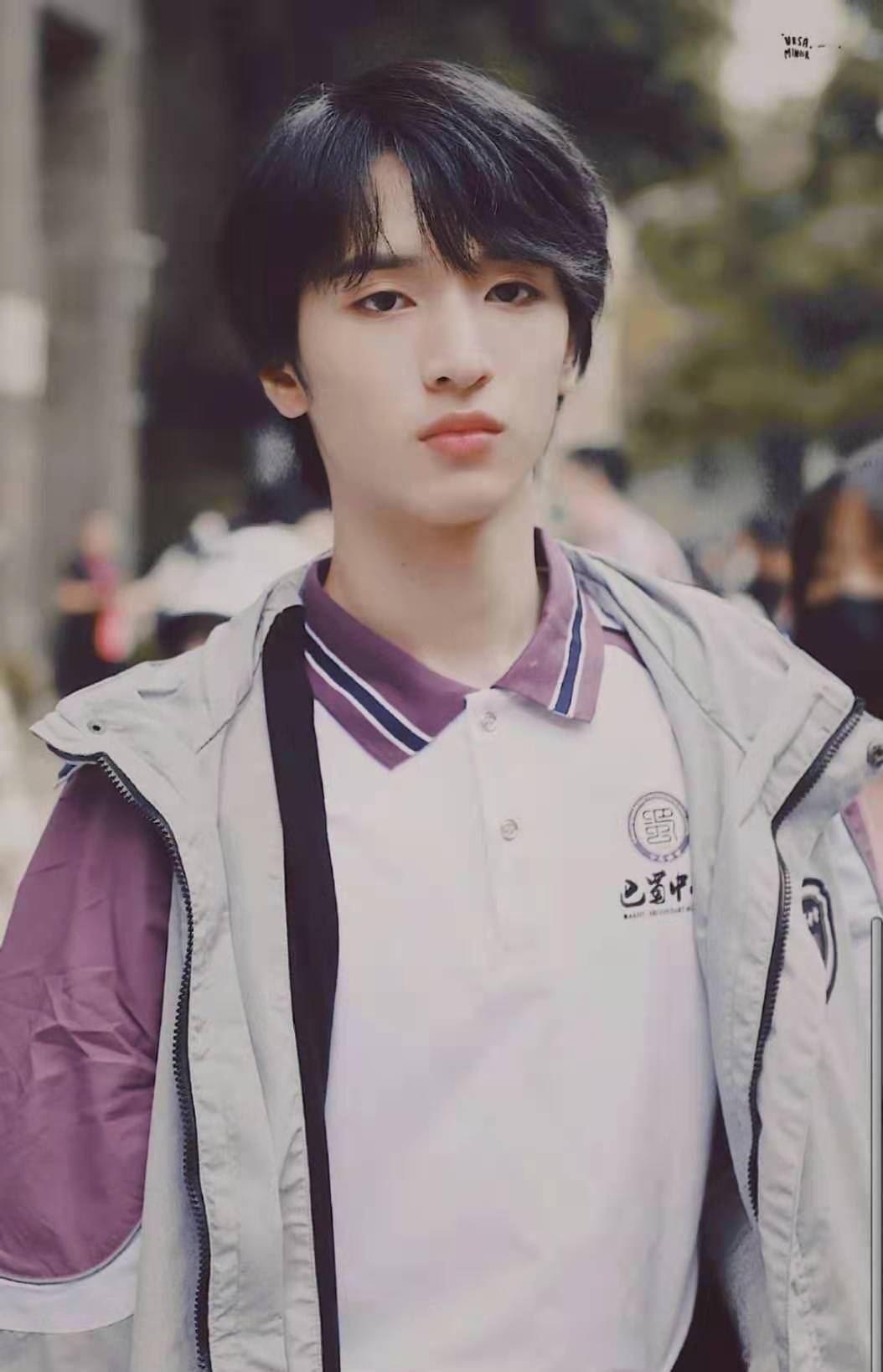 这次是因为宋亚轩和严浩翔两人回到学校参加考试,所以受到了围堵,两人