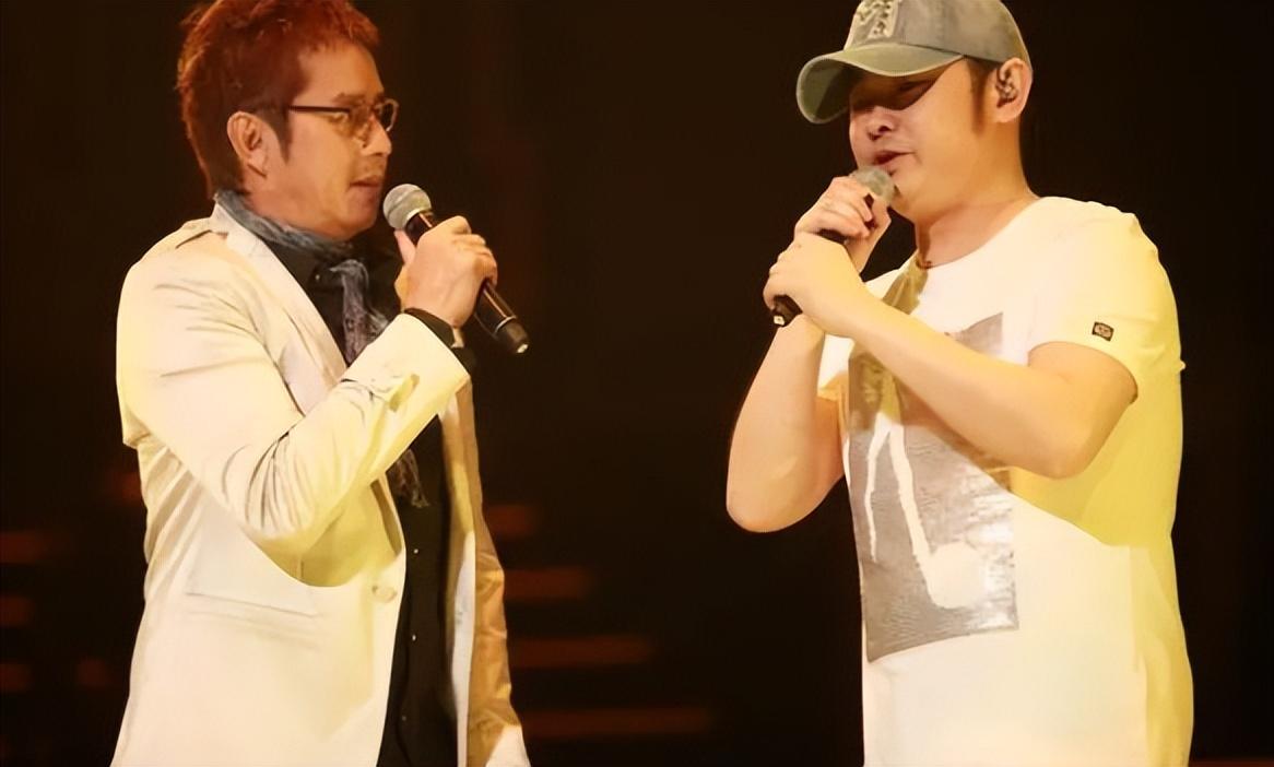 前有打败巅峰时期周杰伦,后有香港"音乐教父"谭咏麟对他赞赏有加,甚至