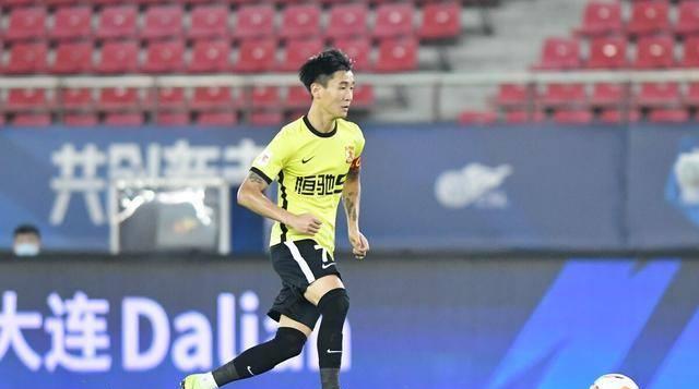 上海媒体曝出猛料,韦世豪年薪不够还房贷,球迷:中超就是个笑话_球员