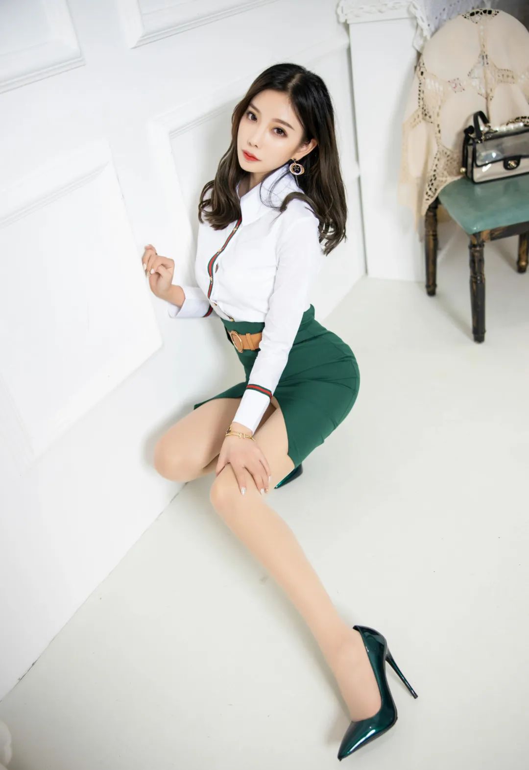 杨晨晨的职业装演绎,白色t恤搭配绿色开叉包臀裙,时尚又专业!