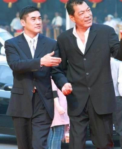 实拍成奎安土葬墓地现状:墓碑平放荒草丛生无人打理,网友:要儿子有何