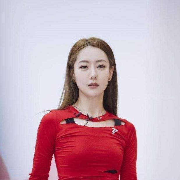 "神话三美"白冰,再现《乘风破浪的姐姐》,酒红色穿搭吸晴_运动_小动作