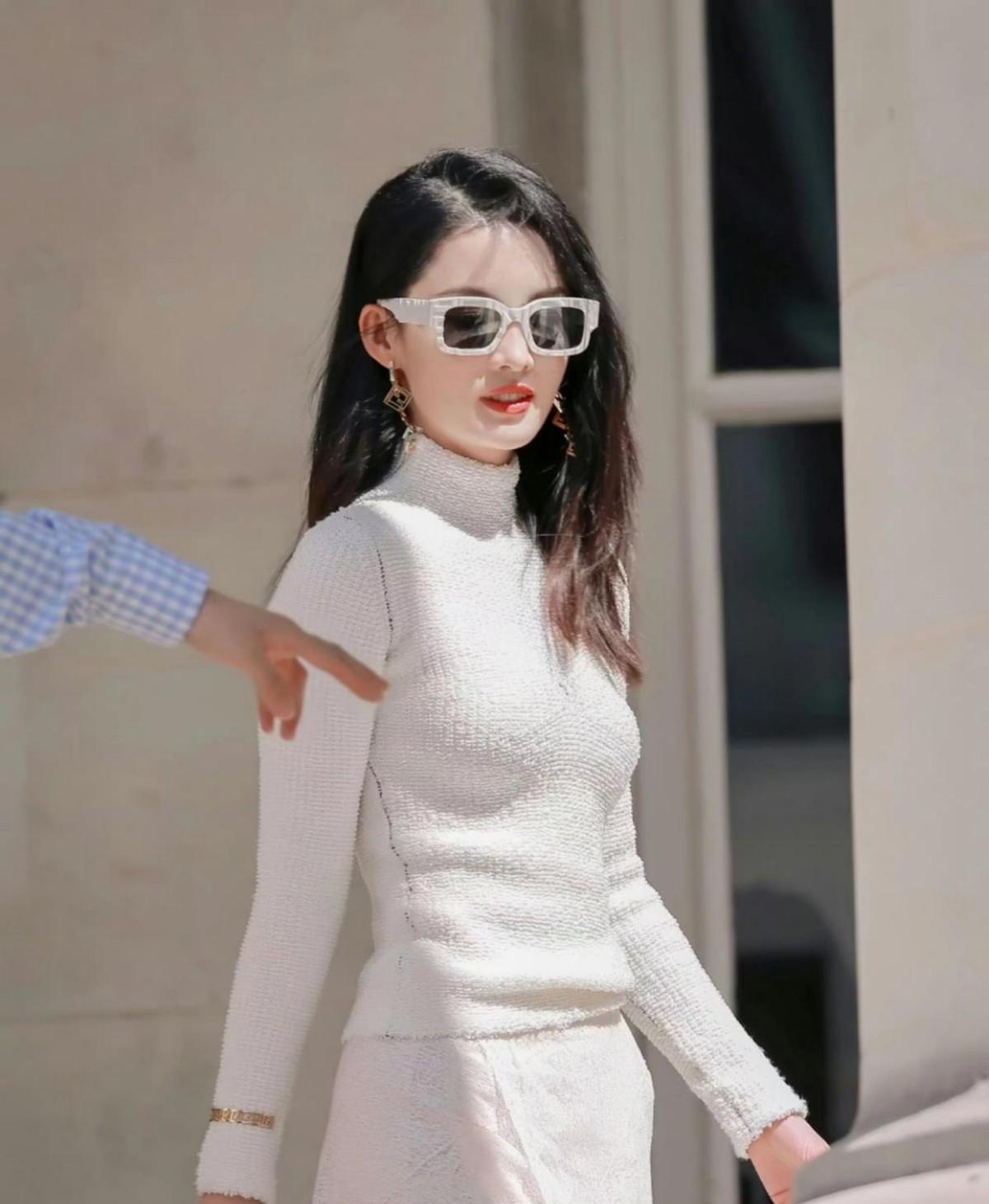 李沁国外终于大方起来!