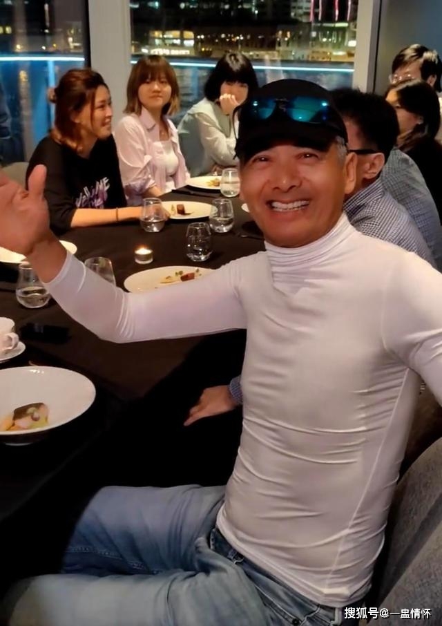 岁周润发生日宴对袁咏仪嘟嘴求吻遭对方一脸嫌弃_曾志伟_索吻_苗侨伟