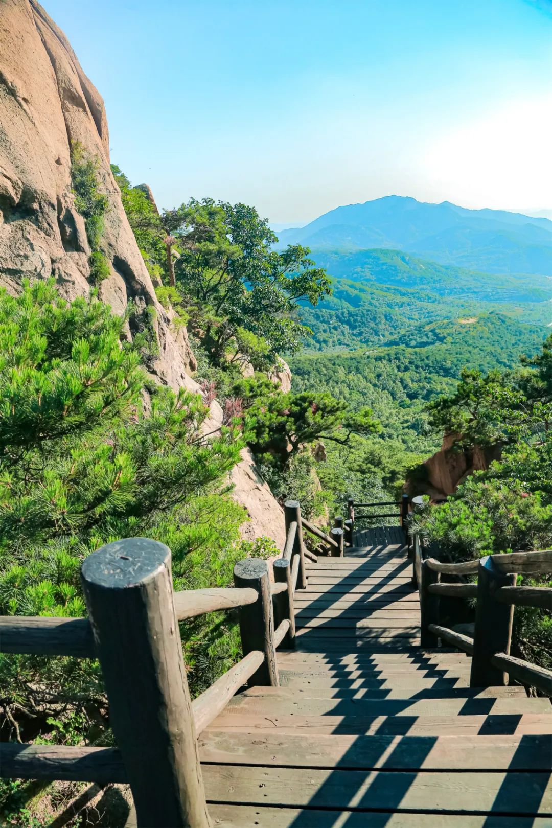 天崮山原生态旅游风景区是国家3a级旅游景区,矗立于中国苹果之都