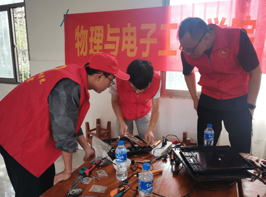 女生进厂做暑假工,泪洒车间庆幸还能回学校学习!