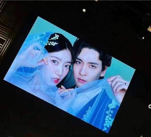 李敏镐等明星出席婚礼,崔泰俊亲吻拥抱朴信惠,哽咽说出婚礼誓词_祝福