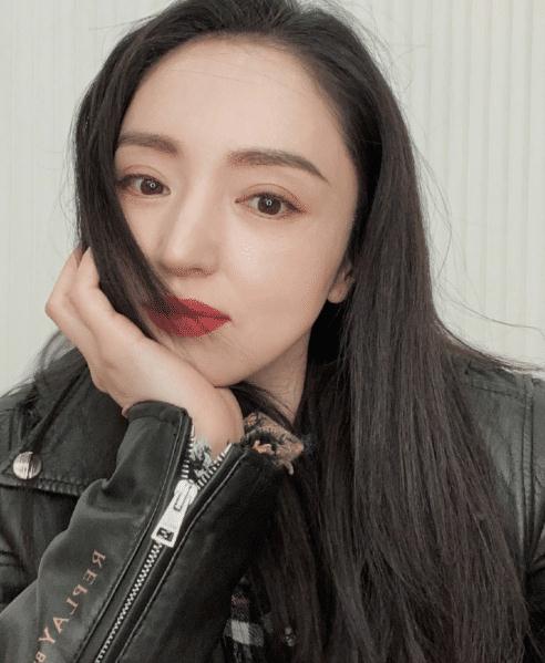 42岁董璇自拍上演烈焰红唇,浅笑迷人时尚万种,她五官妆容绝了_照片