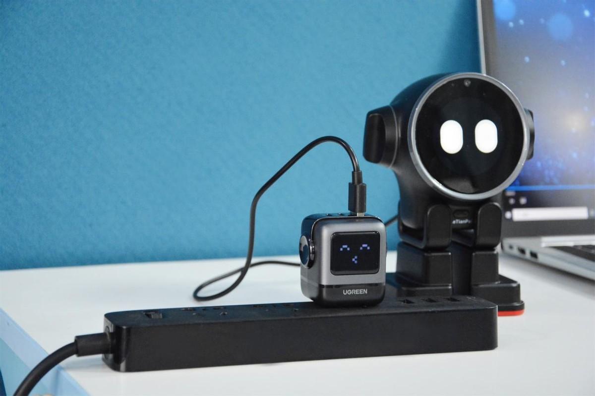 萌宠机器人造型，绿联Q湃机器人65W快充充电器体验，生产力加倍