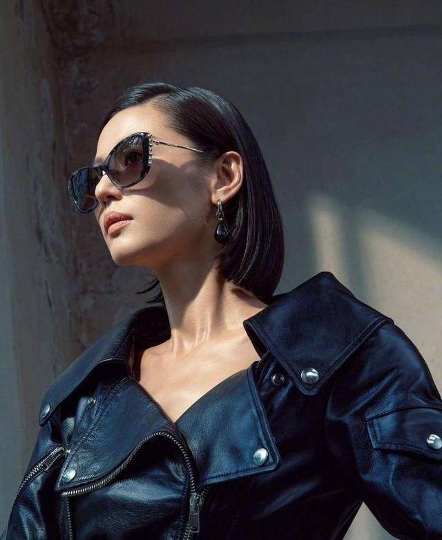 全智贤的颜值重回巅峰,黑色皮衣配上蓬蓬裙,帅气个性充满女人味_风格