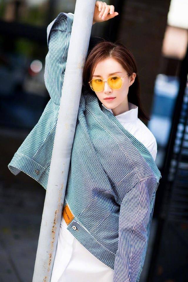 舒畅长发飘飘架太阳镜晒街拍网友:白皙的皮肤嫩出水_态度_生活_清流