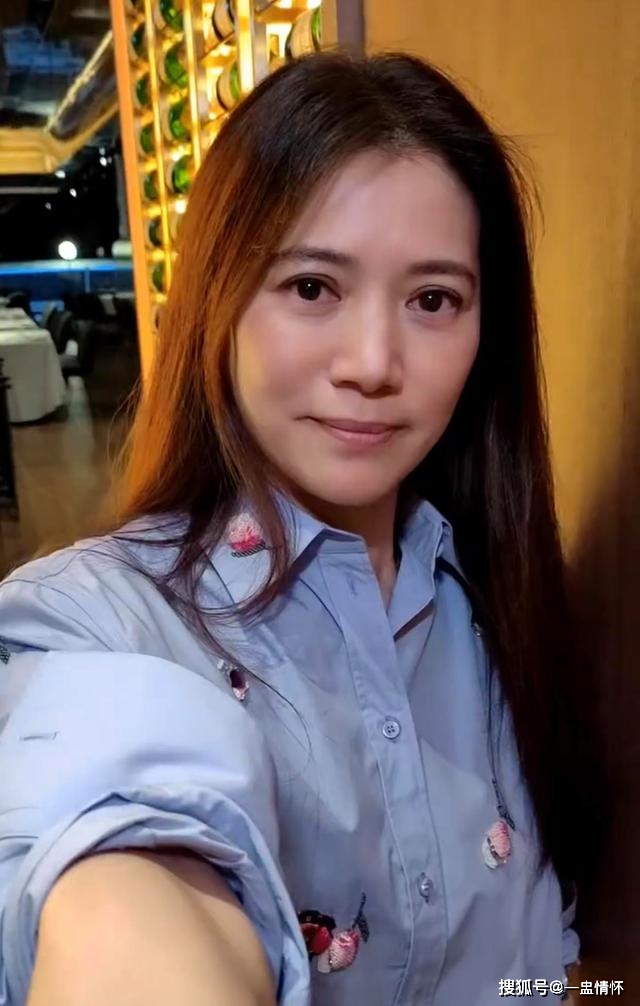 68岁周润发生日宴对袁咏仪嘟嘴求吻遭对方一脸嫌弃_曾志伟_索吻