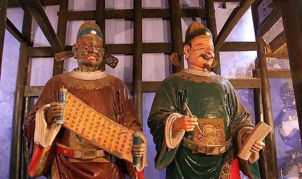 解缙一下联:"泥判官手拿生死簿,何日勾销?