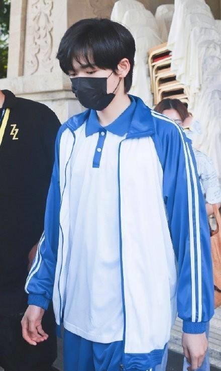 宋亚轩回归校园,脚上的鞋子瞬间成全校焦点,这才是对学生的尊重_校服