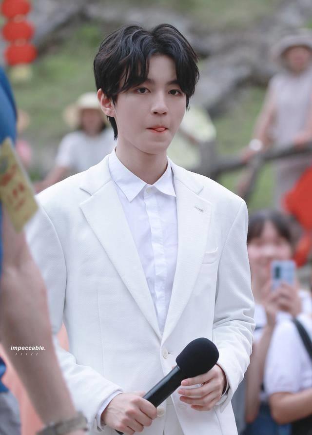 王俊凯听到大家的惊呼和热情的模样,有不停的在用手指掏耳朵