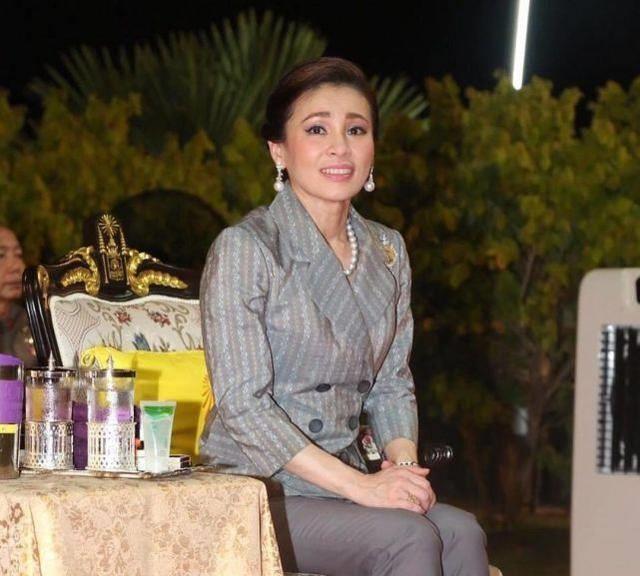 泰国诗妮娜贵妃出狱后恢复快,脸变圆润,略施粉黛比苏提达更贵气_国王