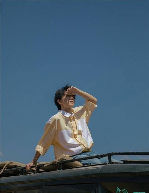 王俊凯非洲写真再出新图,阳光下大长腿超养眼_少年_风景_上线