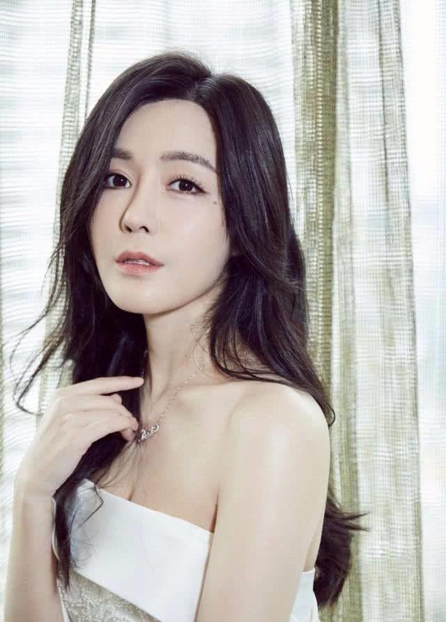 汤晶媚着一袭抹胸长裙,魔鬼身材仙女面貌太美了,32的她似少女_杨幂