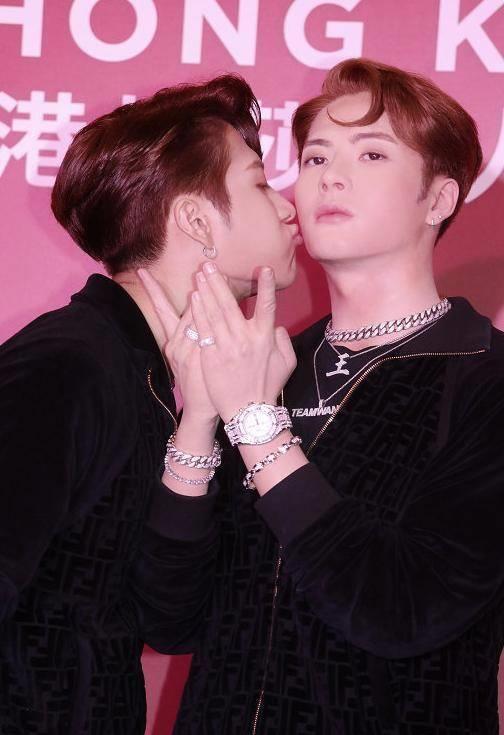 王嘉尔称赞自己的蜡像,警告游客不可以做这件事,网友:太自恋了_何炅