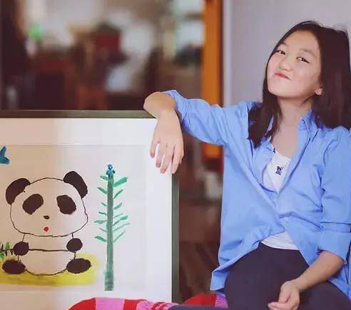 在二人拍了数十张照片后,李嫣穿上厚厚的外套,和奶奶带着道具一起离开