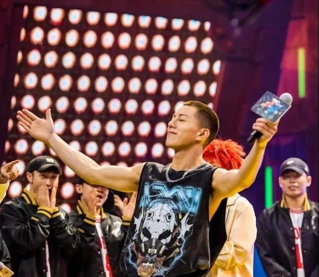 身材抗打,寸头造型加肌肉身材,连蔡依林都看呆了_卡斯柏_腹肌_一大