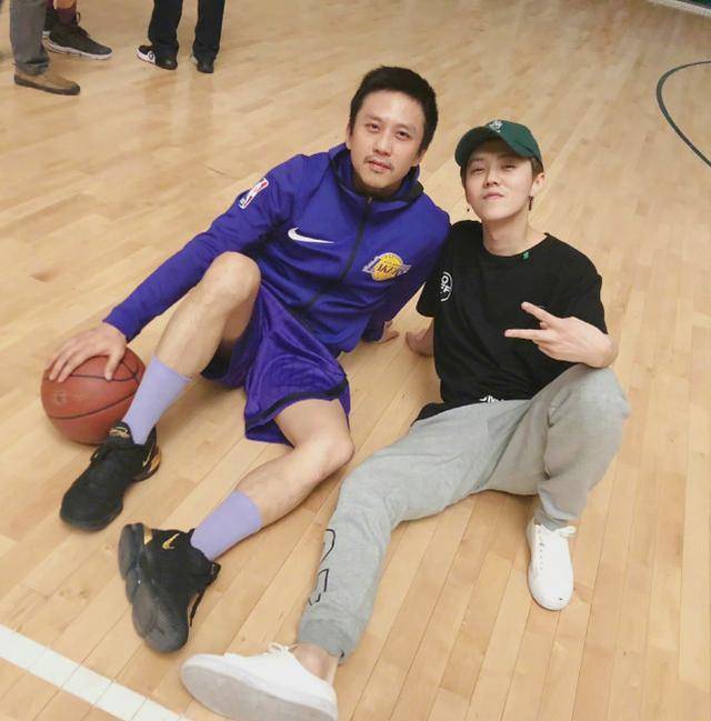 有网友也注意到,鹿晗这次现身打球脚上所穿的运动鞋,正是女友关晓彤