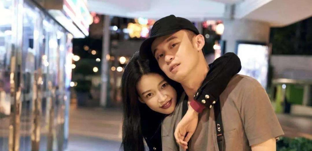 孙怡素颜现身火锅店,她和老公董子健简直就是连体婴,连拔牙都那么甜