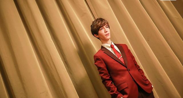 如果穿着风衣就会有自己被装进去的感觉,例如下图的郭敬明穿着风衣走