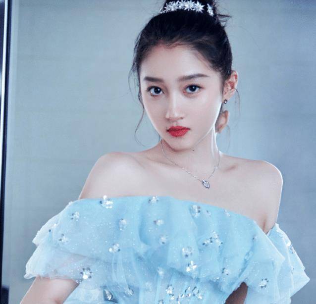 同居传闻过去5天,关晓彤一袭"中国红"长裙亮相发布会,生图又高又壮