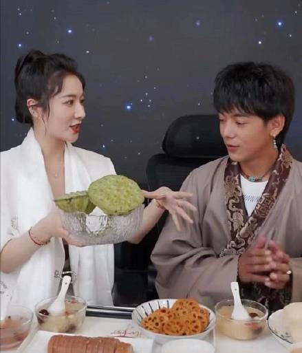 丁真从放牛娃到如今成立公司,持股100%,是谁在帮丁