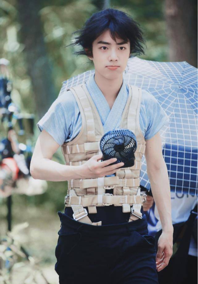 肖战再度登顶华语男演员双榜首,自称拍戏吊威亚经常淤青,真是实至名归