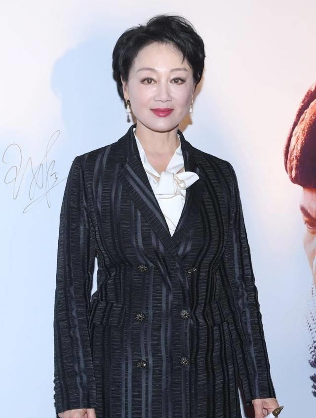 王姬剪掉十年长发,短发配西装又美又飒,57岁的脸竟无一丝皱纹_造型