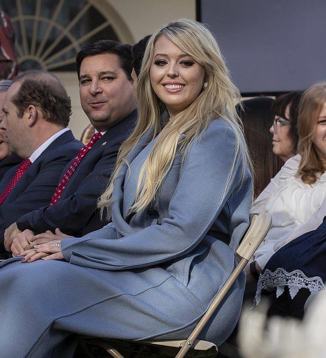 特朗普57岁前妻放飞自我,穿泳装光脚站雪地,双腿修长比女儿青春_玛拉