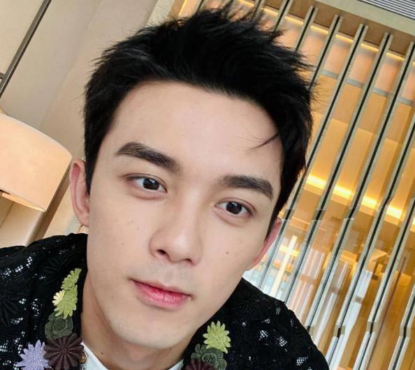 吴磊拍戏脸部受伤,工作室回应称其是小伤,粉丝担心吴磊脸部状态_热播