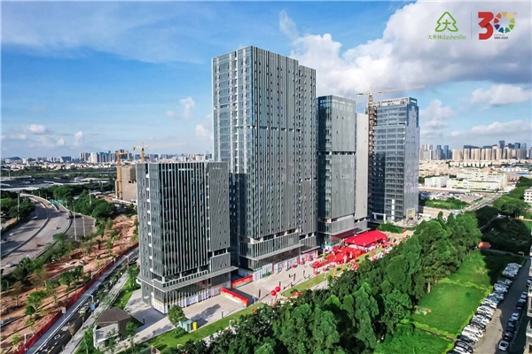 以广东茂名为起点,至总部移师广州,到如今副中心的落成,大参林扎根