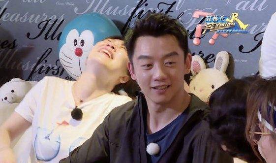 《奔跑吧》郑恺强行加戏表演扣篮,结果演砸了,韩乔生解说特到位_许凯