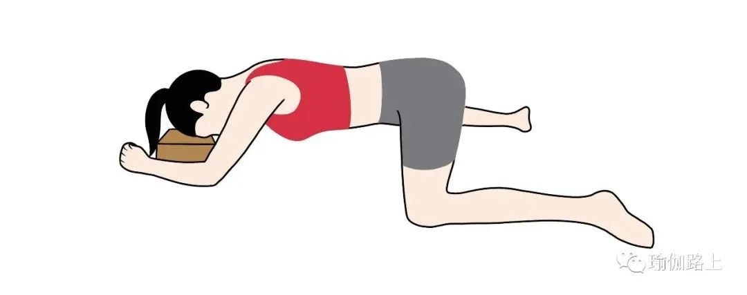 青蛙趴胸腔,额头,手臂贴地脚尖相触,膝盖分开,髋部稍微向前2.