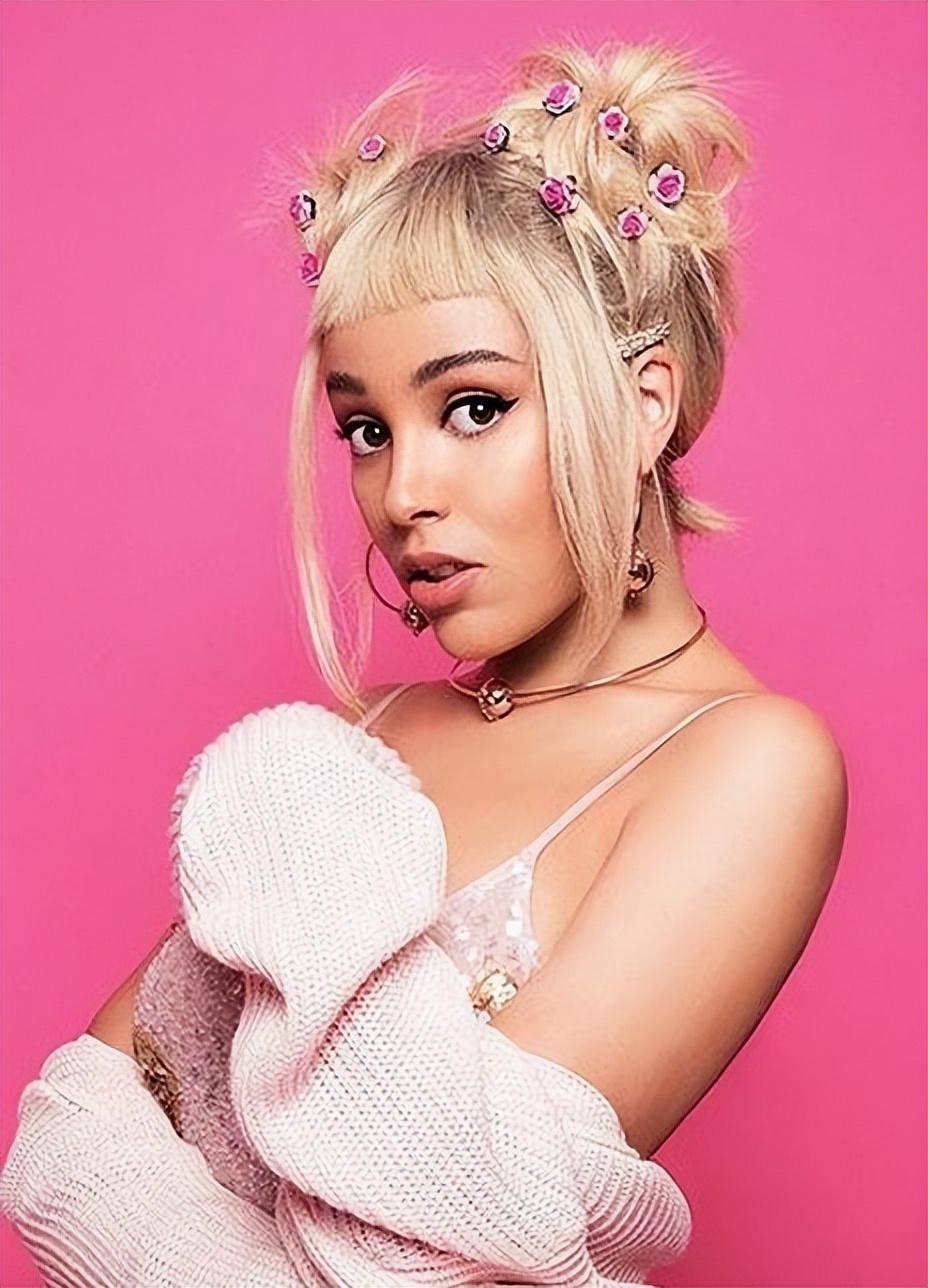 史上最疯女歌手成长史:种族歧视,网络自黑,与粉丝网络互撕!