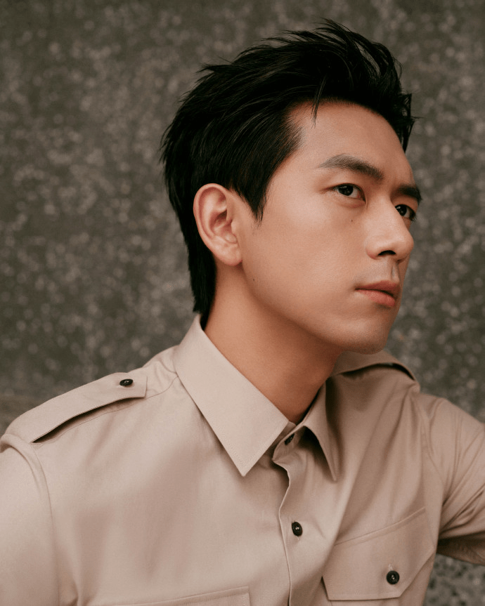 李现着亚麻色衬衣显熟男魅力 眺望远处眸眼深邃忧郁_气质_眼神_感觉