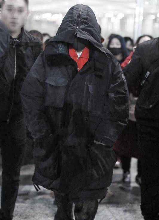 王源开启认真过冬模式,穿超大号羽绒服实力保暖,嫩绿鞋子超抢眼_裤子