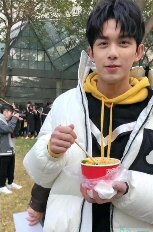 吴磊吃播小视频上线,在线营业不忘宣传北电食堂_弟弟_敬畏_笑容