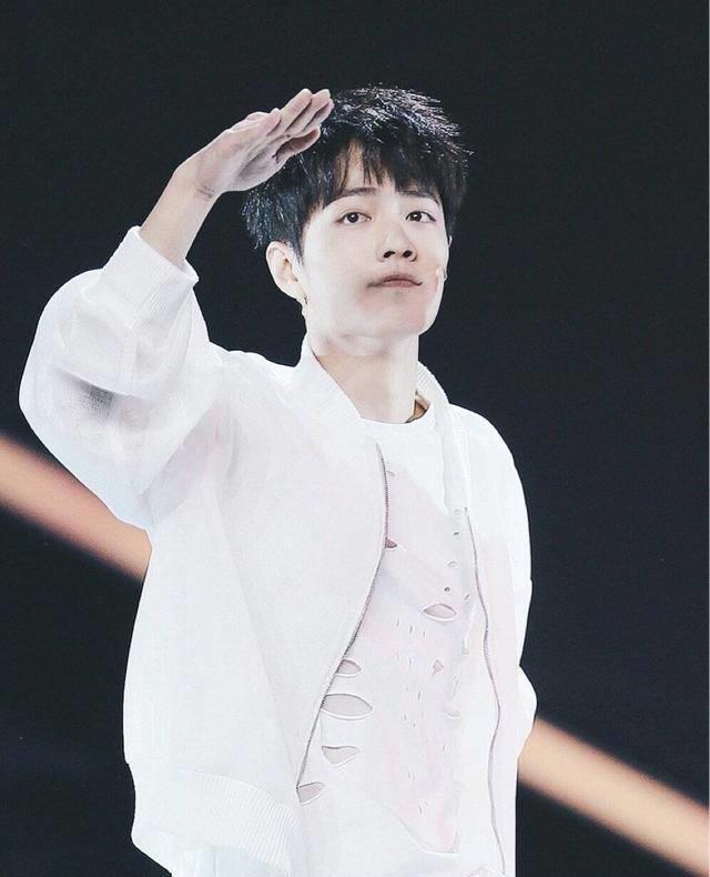 肖战代言拉条幅为肖战庆生,粉丝发文感谢,必须支持_祝福_生日_公益