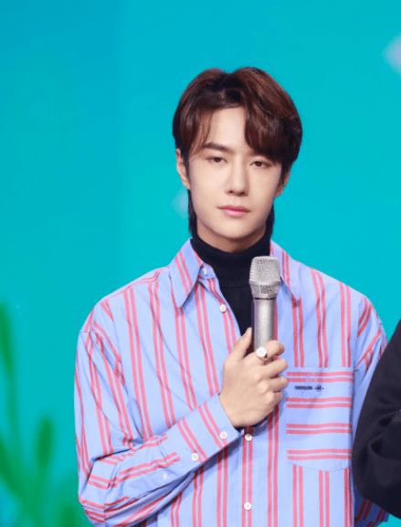 王一博越来越"奔放",舞台照曝光,笑容甜似棉花糖,真羡慕他以后对象