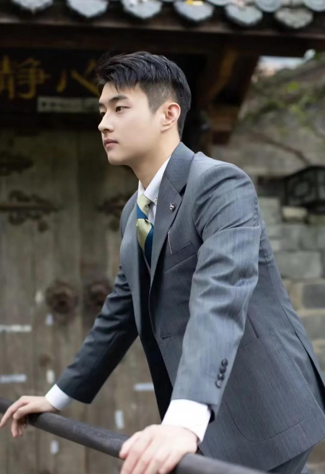 教师男怎么穿衣服?教你打造含蓄自信的形象